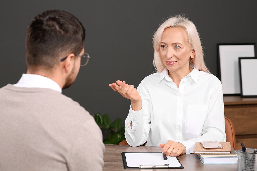 Leader having a one-on-one meeting with direct report